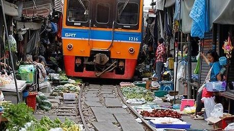بالفيديو...قطار يخرق سوقا للخضار في تايلاند