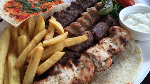 غداء لبناني شهي في مطعم البستان