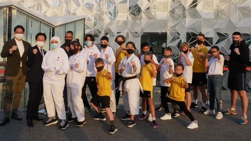 لاعبة فريق باناسونيك الأولمبي وبطلة الكاراتيه ساكورا كوكوماي تلتقي بطلاب الكاراتيه في جناح اليابان في إكسبو 2020 دبي في الإمارات