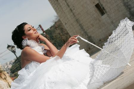 بالصور...اطلالة بعض النساء المشهورات من العالم العربي يوم زفافهن 