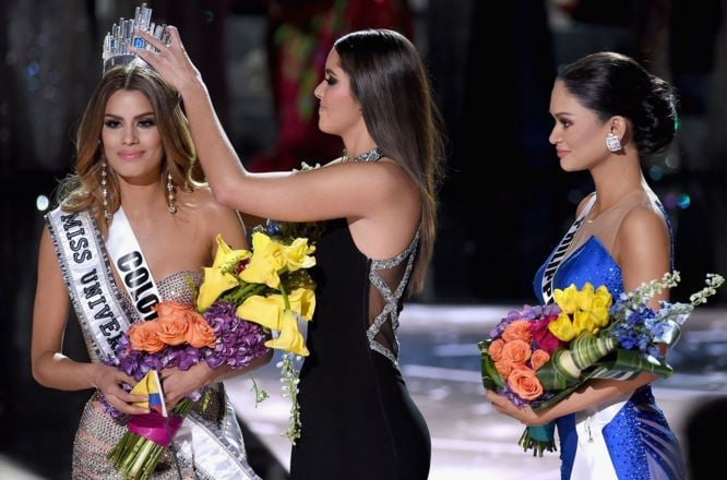 لحظة انتزاع التاج من رأس ملكة جمال كولومبيا
