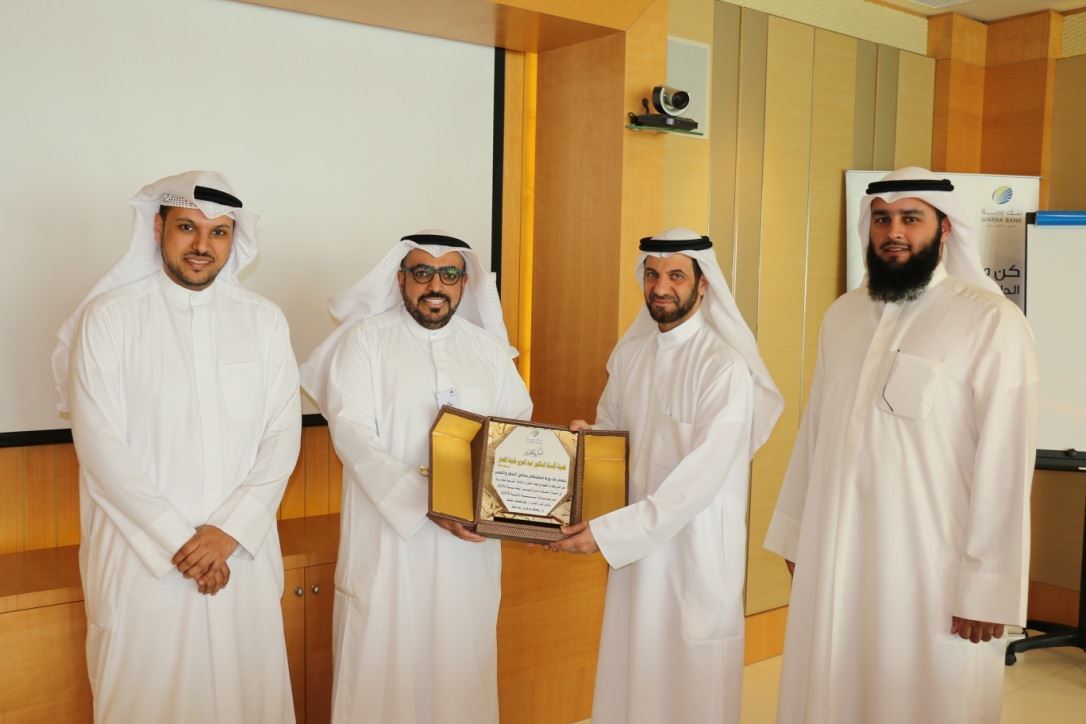 بنك وربة يكرم عضو الهيئة الشرعية السابق الأستاذ الدكتور عبدالعزيز القصار