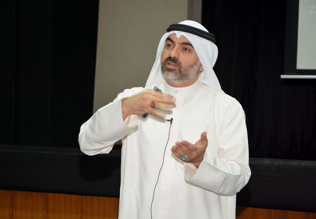 رئيس قطاع التنمية والبرامج التنافسية بالنادي العلمي د. محمد الصفار خلال اللقاء التنويري