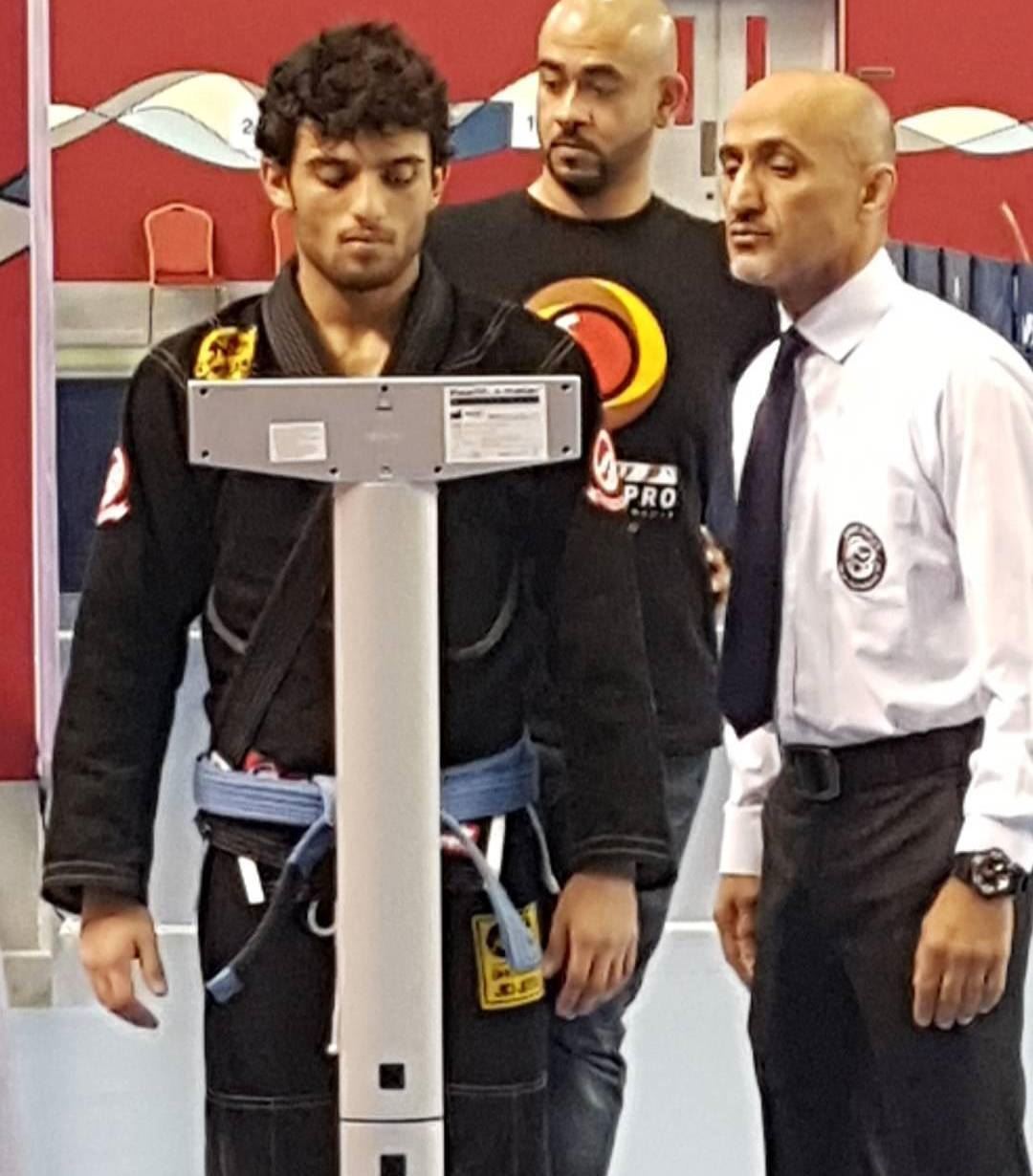محمد الماجد اثناء الميزان لبطولة البحرين الدولية للجوجيتسو