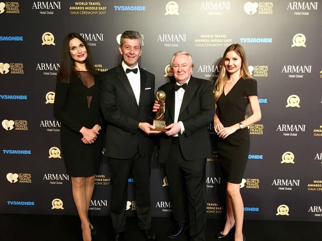 نيمو أسيموفيتش مدير عام فندق ميلينيوم بلازا يتسلم الجائزة  في حفل جوائز السفر العالمية