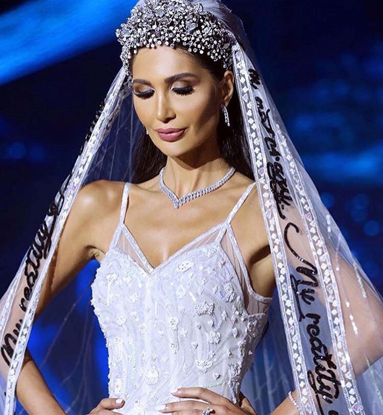 تفاصيل إطلالة العروس أليس عبدالعزيز في حفل زفافها الأسطوري