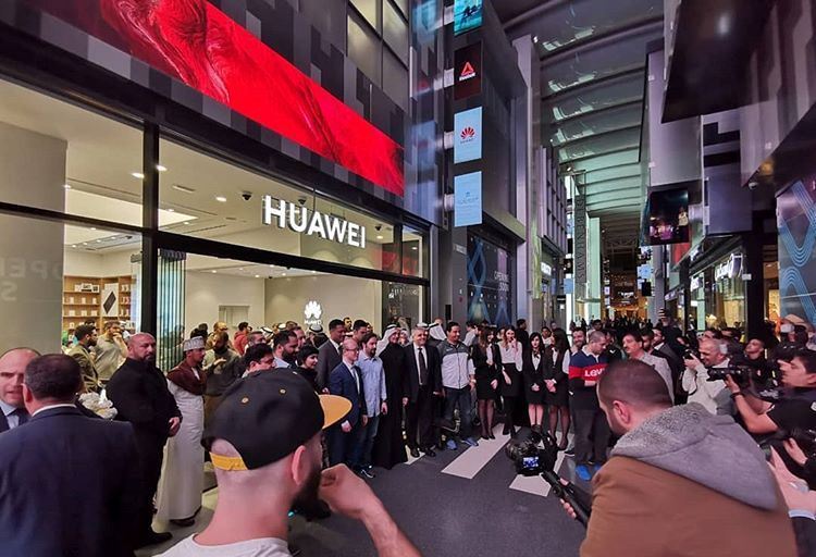 افتتاح متجر Huawei الأول في الكويت في مجمع الأفنيوز