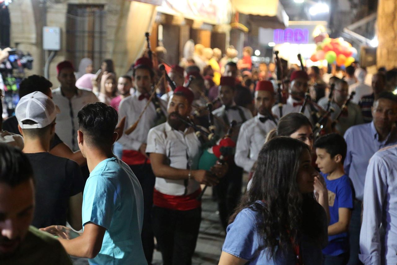 مسرح إسطنبولي خلال افتتاح السوق الرمضاني بكرنفال شارع