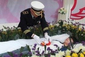 بالصور..صينية تقيم بروفة لجنازتها حتى تختبر كيف سيكون الشعور بالموت