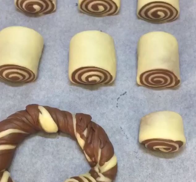 طريقة عمل الخبز الحلزوني بالشوكولاته في البيت
