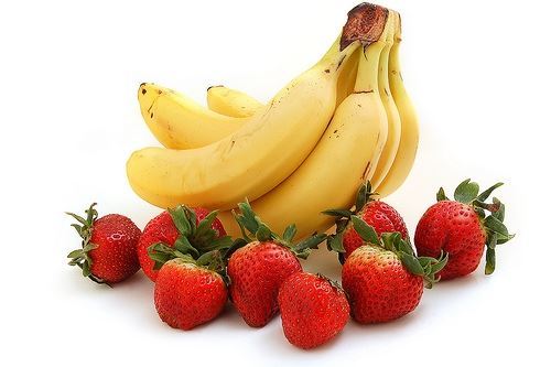 ما هو فرق السعرات الحرارية بين الموز والفراولة؟