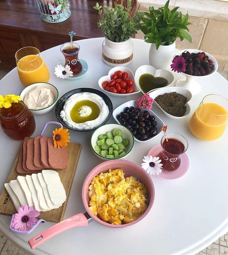 Simple Breakfast Table To Enjoy With Your Friends at Home