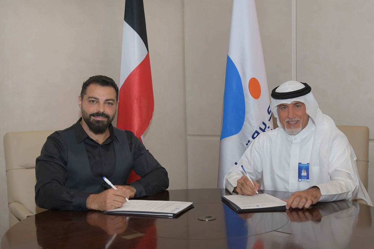 السيد/ ناصر القيسي والسيد/ ايزاك فهد أثناء توقيع اتفاقية تجديد الشراكة