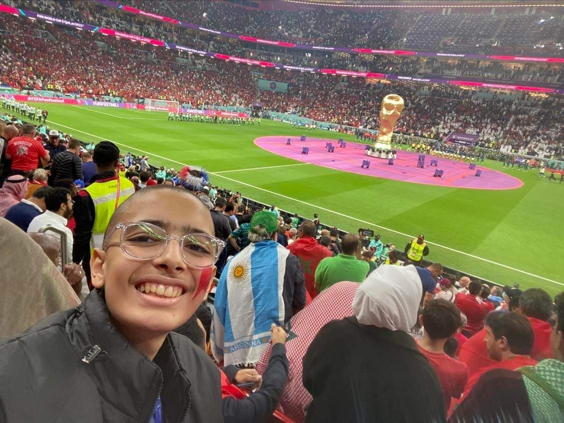 الطفل محمد خلال حضوره مباراة نصف النهائي